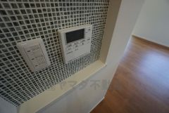 キッチン横からお湯張り、追い炊き、足し湯がボタン一つで楽々操作できる給湯機リモコンです＾＾忙しい夕飯の準備の時間帯に重宝しますね。
