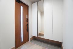玄関扉にスリットのある明るい玄関です＾＾たっぷり収納できるシューズボックス付きなので、家族全員の靴がきれいに整頓できます。 姿見付きでお出かけ前の身だしなみチェックに便利＾＾ 