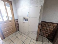 宅配ボックス付き。お仕事中や外出中などの不在時にも荷物が受け取れるのはとっても便利ですね＾＾セキュリティ面でも安心です＾＾ 