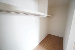 収納力豊富なウォークインクローゼット。洋服や小物などを1箇所にまとめて美しい収納を実現します。スーツケースのような大型の荷物も置けます＾＾