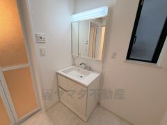 三面鏡裏収納付き洗面化粧台です＾＾ 歯磨きセットやスキンケア用品などの収納に便利ですね。 生活感も隠すことができ、来客時にも安心です。