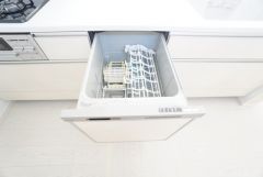 食事の後の手間を解消する食器洗い乾燥機付。冬場の洗い物で手荒れの悩みもなくなります。手洗いよりも節約できて便利。