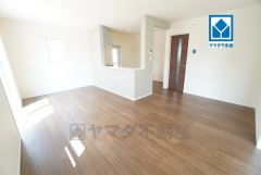 夏は涼しく、冬は暖かく快適に過ごせます。大きな窓のあるリビングは、陽光あふれる明るい空間です。居心地良く、ご家族皆がゆったり寛げる憩いの空間となりそうです。