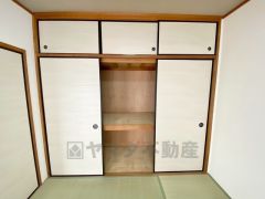 和室には大容量の収納有＾＾布団や衣装ケース、季節家電も丸ごと収まる大容量です。