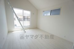 勾配天井が開放的な約7帖の洋室＾＾