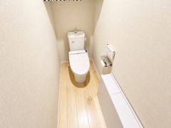 CG加工により小物等を撤去しております。温水洗浄機付トイレです。節水機能もあるので、安心して使えますね。