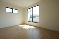 6.7帖。主寝室としてお使いいただけそうなこちらのお部屋は、日当たりが良く、爽やかな風を感じて起きる朝は、快適生活の始まりに。
