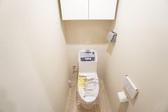上部には収納棚付きで、トイレットペーパーや掃除用品を収納できてすっきり整理整頓されたトイレに＾＾