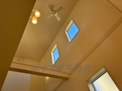 天井まで見渡すことが可能であるため視線の抜けが良く、実際の部屋の広さよりも広く感じます＾＾