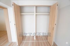 中央仕切り＆2本のハンガーパイプを備えた大容量クローゼット。季節物と普段使いを賢く分けられ、整理整頓もスムーズです＾＾