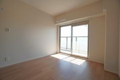 6帖。主寝室としてお使いいただけそうなこちらのお部屋は、日当たりが良く、爽やかな風を感じて起きる朝は、快適生活の始まりに。