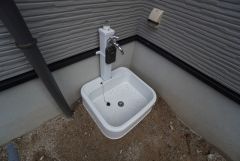 お庭に外水栓付き。庭掃除や植物への水やり、お子様用のプールなど大活躍すること間違いなし。ペットを飼われているご家族様にもオススメです＾＾