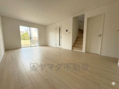 リビング階段は顔を合わせる時間が増えるので、ご家族とのコミュニケーションがとりやすく距離がグッと縮まりそうですね＾＾