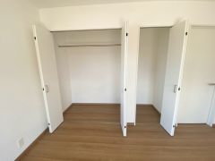 収納量たっぷりのクローゼット。ハンガーパイプ付で散らかりがちな洋服類もきれいに整理できます。