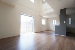 大きな窓のあるリビングは、陽光あふれる明るい空間です。居心地良く、ご家族皆がゆったり寛げる憩いの空間となりそうです。