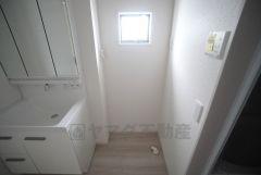 ランドリースペース上部には窓も付いており換気に便利です＾＾