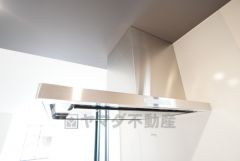 コンロ上には換気扇完備＾＾すぐ横に小窓が設けられているので、換気扇と合わせてWで換気できます＾＾