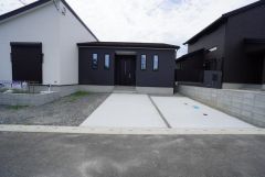 駐車スペースはゆとりある並列3台分を確保。マイカー用に、お客さま用に、余裕を持ってご利用いただけます＾＾ 
