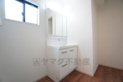 三面鏡裏収納付き洗面化粧台です＾＾ 歯磨きセットやスキンケア用品などの収納に便利ですね。