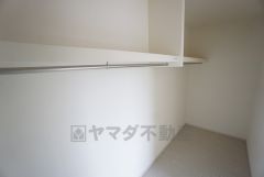 寝室にはハンガーパイプ付きのウォークインクローゼットが設けられています。たっぷり収納できるので衣替えの心配もいりませんね＾＾