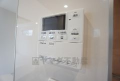 キッチン横からお湯張り、追い炊き、足し湯がボタン一つで楽々操作できる給湯機リモコンです。忙しい夕飯の準備の時間帯に重宝しますね。