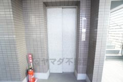 エレベーター完備。重たい荷物を持っていても楽に上り下りできますね。週末にまとめ買いしても安心です。