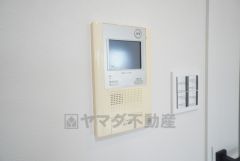 防犯はもちろん、セールスマン対策にもなるモニター付きインターホンです。 来訪者の顔が見えるので安心ですね＾＾