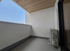 広々としたバルコニー。 天気のいい日にはお布団もまとめて干せそうですね＾＾