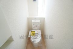 ウォシュレット、暖房便座、節電・節水機能など、使い勝手のよい高機能トイレです。 上部には収納棚が付いています＾＾小窓付きで換気する時に便利です＾＾