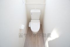 1階2階の2ヶ所にトイレがありますので、忙しい朝にも家族に気を使わず、ゆとりが生まれますね＾＾ 小窓付きで換気する時に便利です＾＾