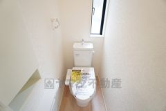 1階2階の2ヶ所にトイレがありますので、忙しい朝にも家族に気を使わず、ゆとりが生まれますね＾＾ 小窓付きで換気する時に便利です＾＾