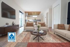 大きな掃き出し窓のあるリビングは、陽光あふれる明るい空間です。ゆったりと寛げる憩いの場となりそうです。家具はCGによるイメージ画像です。