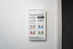 浴室暖房乾燥機には、暖房、乾燥、涼風、換気の4つの機能が付いています。タイマー付きです。換気・雨の日の洗濯も安心です＾＾