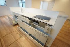 コンロ下の収納スペースはレールの付いたスライド式で取り出しがスムーズ。