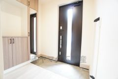 採光も考えられた明るい玄関です。たっぷり収納できるシューズボックス付きなので、家族全員の靴がきれいに整頓できます。