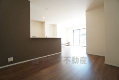 窓から光が差し込む明るいダイニングです＾＾