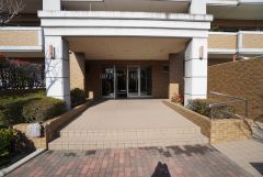 清潔感あふれるエントランス＾＾ マンション入り口は管理が行き届いているため、む人に心地よさと安心感を与えます＾＾