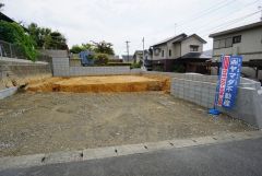 駐車スペースはゆとりある2台分確保。マイカー用に、来客用に、余裕を持ってご利用いただけます。車の出し入れもスムーズです。