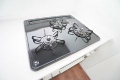 3種類の料理が同時に調理できる、3口ガスコンロ。忙しい夕食の支度時間が短縮できて効率よくお料理が楽しめます。