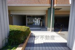 清掃の行き届いたきれいなエントランス。