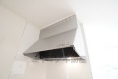 コンロ上には換気扇完備＾＾すぐ横に小窓が設けられているので、換気扇と合わせてWで換気できます＾＾