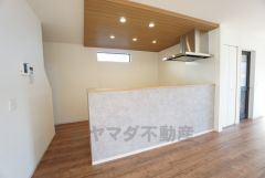 窓から光が差し込む明るいダイニングです＾＾キッチン上部は折下げ天井のアクセントクロスでおしゃれな空間です＾＾