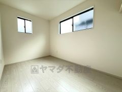 2面採光を確保した明るい室内は、風通しも良く、大変居心地の良い空間となっております。日当たりがよく、子供部屋としての利用もおすすめ。