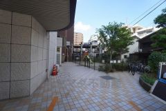 敷地内に遊具付きの遊び場があります＾＾