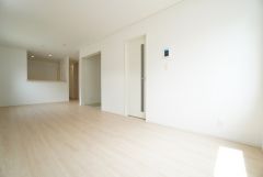 対面式キッチンを中心としたリビングダイニング。隣接する和室と合わせると18帖以上の空間になります。
