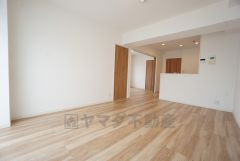 家族が集まる開放的なリビング。思い思いの時間を過ごしたり食事をしたり、素敵な団らんの場になりますね。