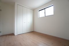 2階5.2帖洋室。暖かい日差しが差し込む洋室。たっぷり収納できるクローゼット付きでお部屋の中をすっきりと快適に保てます。
