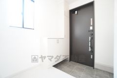 採光も考えられた明るい玄関です。収納できるシューズボックス付きなので、靴がきれいに整頓できます。