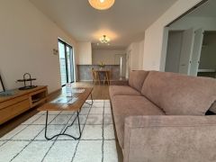 窓から光が差し込む明るいダイニングです＾＾