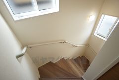 お子様も高齢の方も安心して上り下りができる手摺がついた安心設計です。 階段には小窓を配置しました。日中でも暗くなりがちな階段下が明るくなり安全ですね。